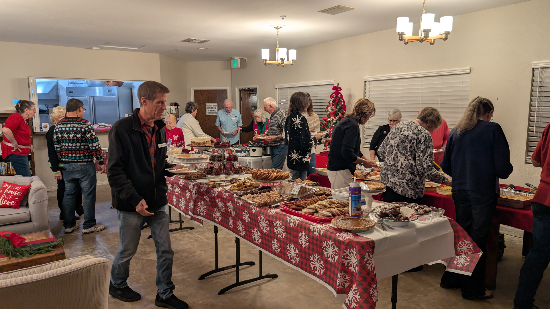 holidayPotluck2025015